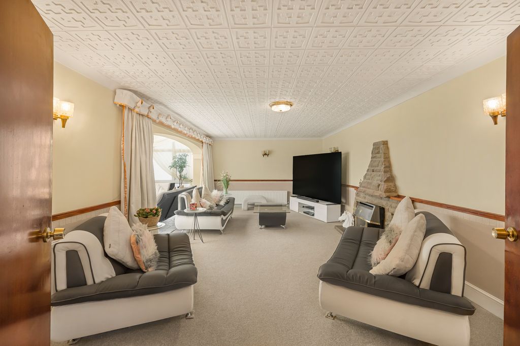 Property photo 2 of 39