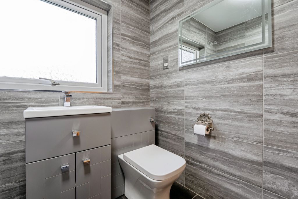 Property photo 3 of 15 Bathroom