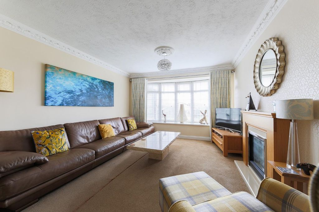 Property photo 3 of 23 Lounge