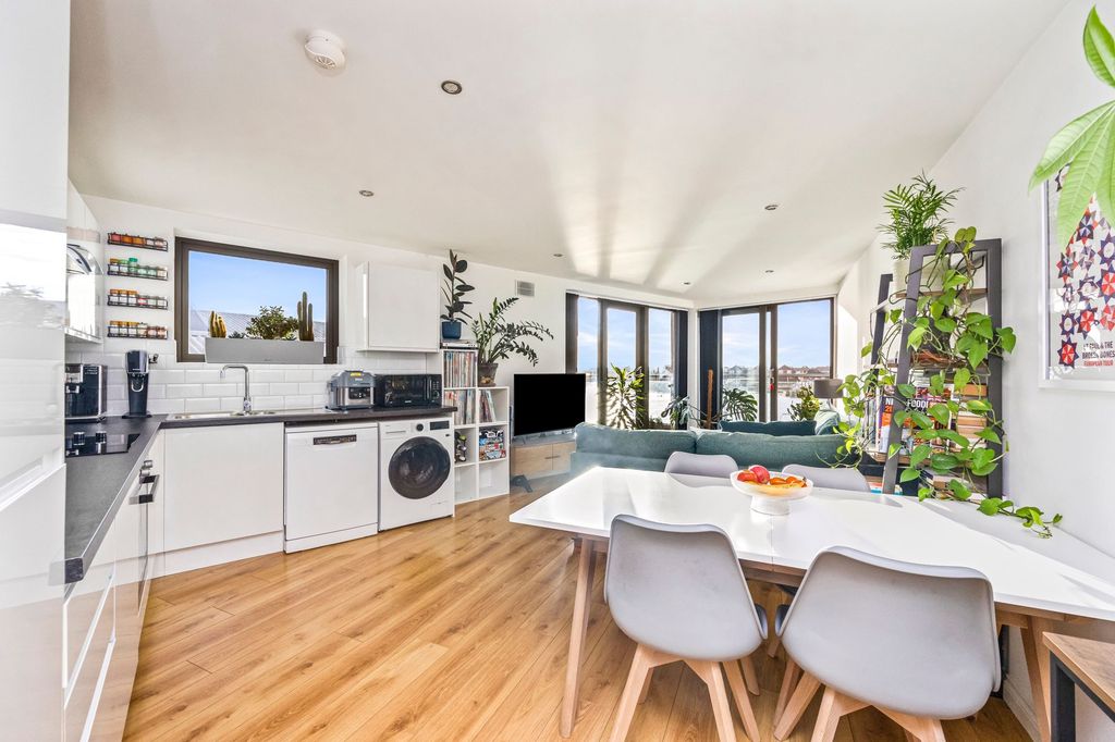 Property photo 2 of 23