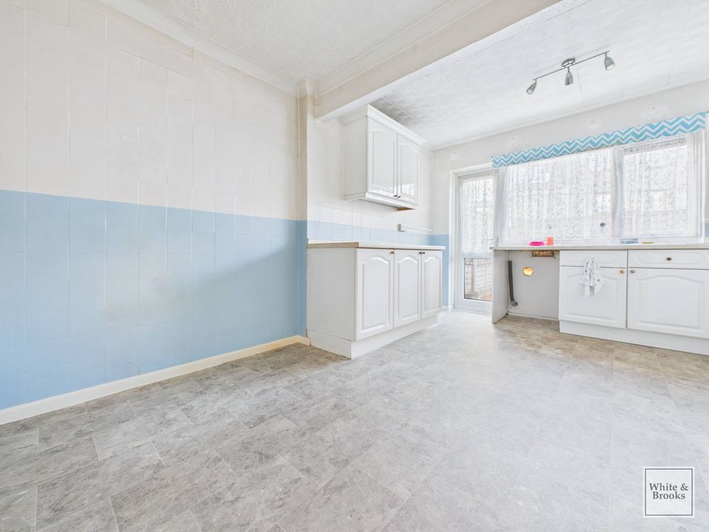 Property photo 3 of 17 Kitchen