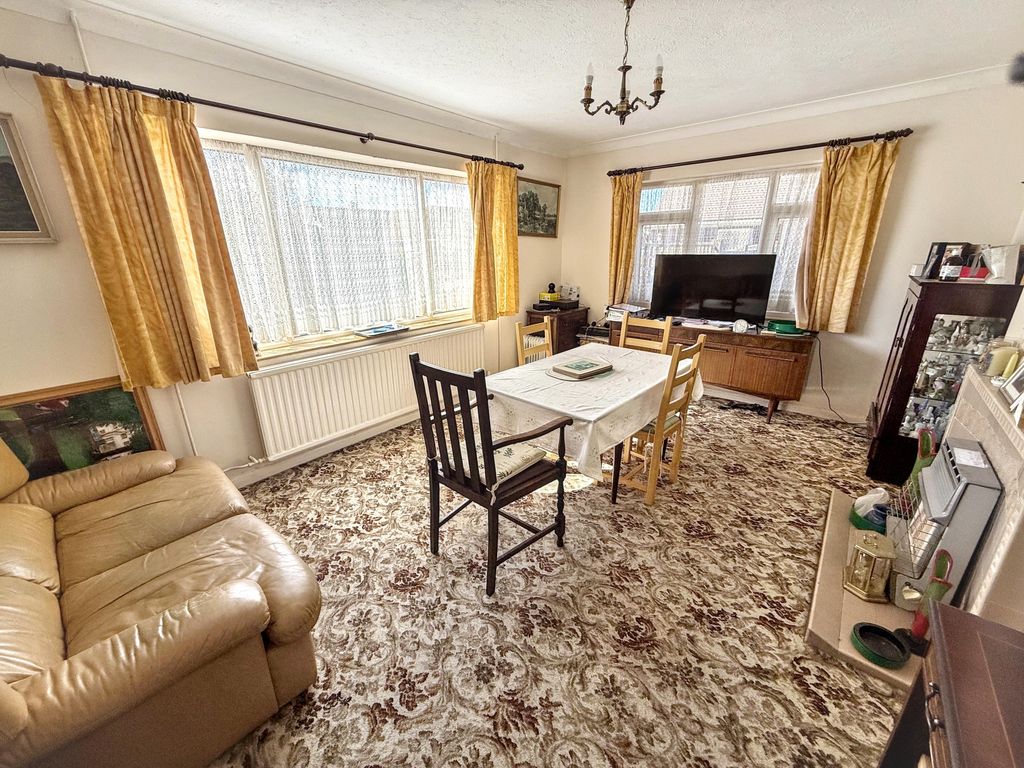Property photo 2 of 18 Kirkland Close Lounge