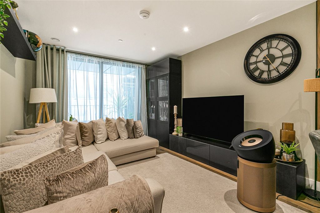 Property photo 2 of 19 Reception/Kitchen