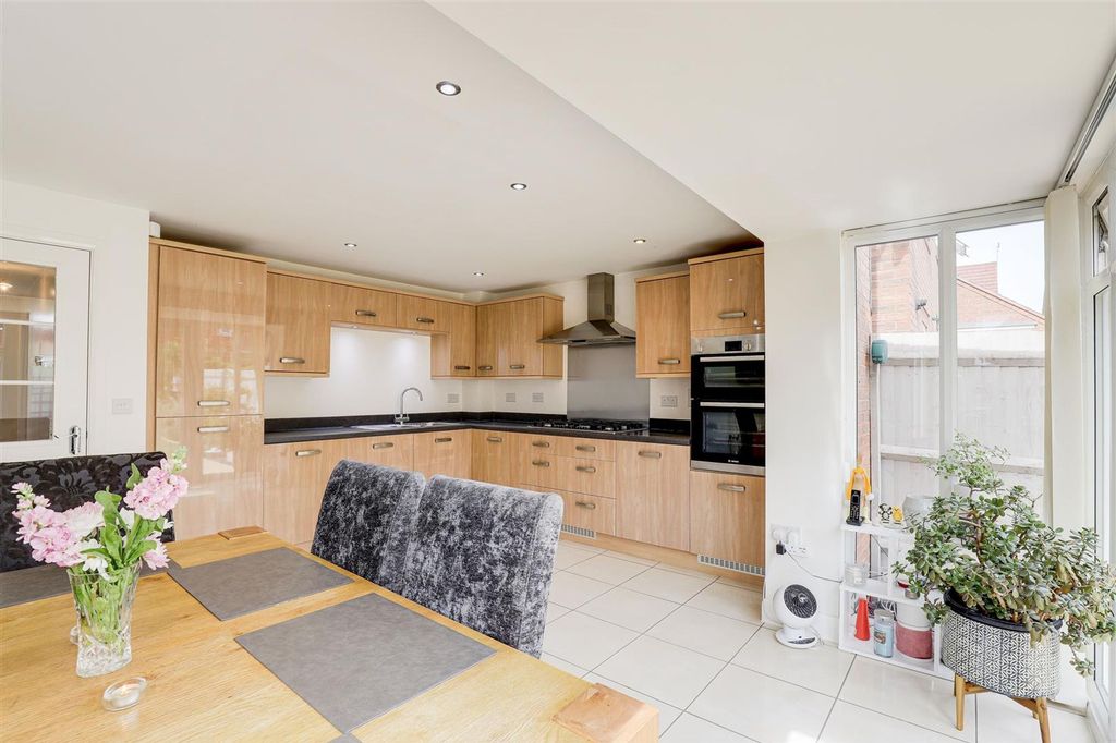 Property photo 3 of 33