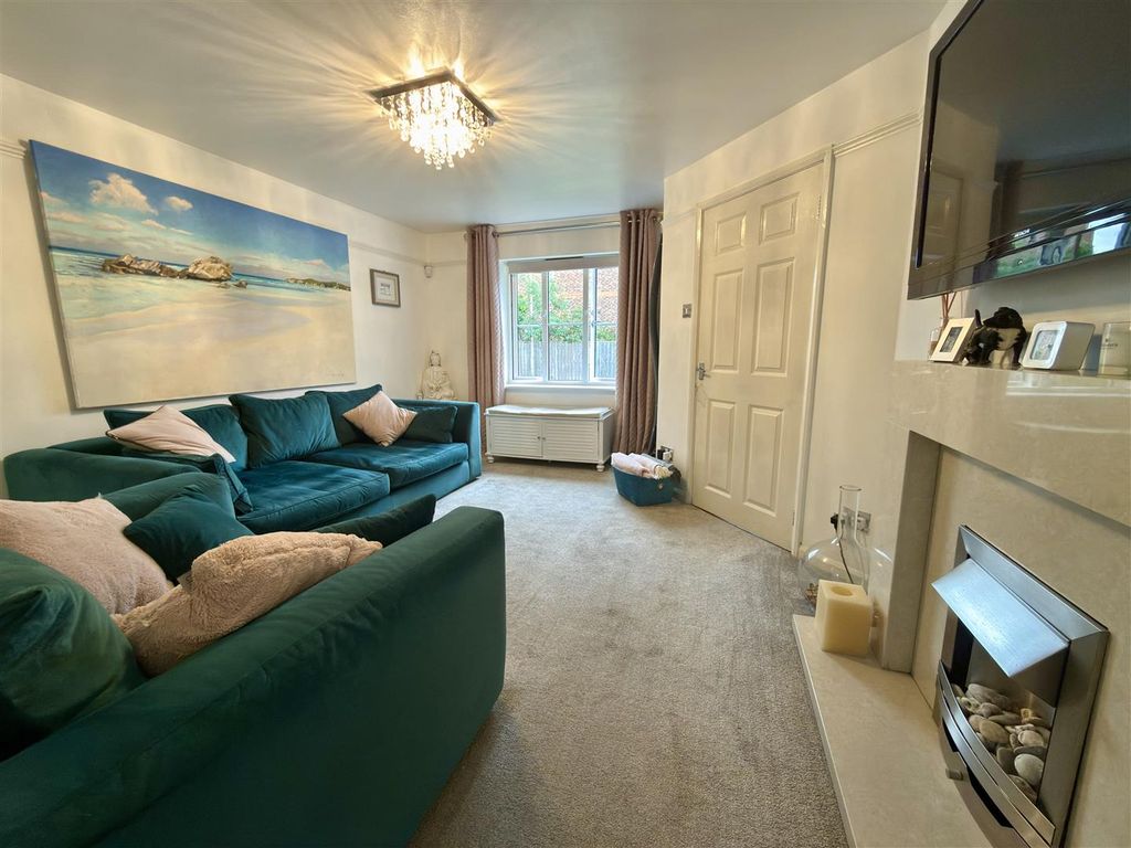Property photo 2 of 11 Lounge