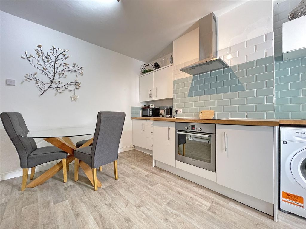 Property photo 3 of 9 Victory Street 16 - Kitchen.Jpg