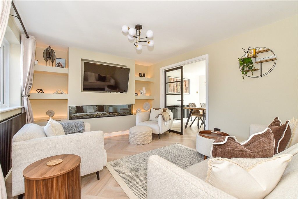 Property photo 3 of 11 Lounge