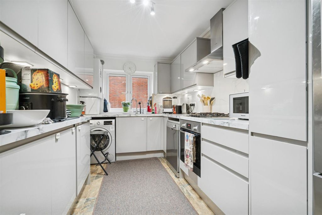 Property photo 3 of 12 Gordon Court Sw20 Kitchen