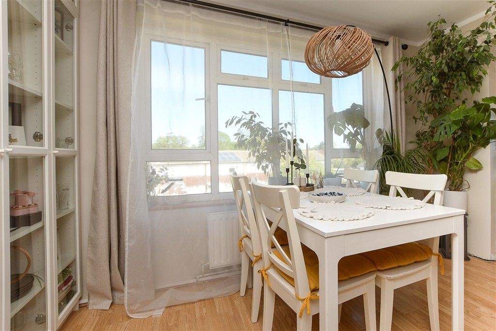 Property photo 3 of 11 Lounge/Dining Area