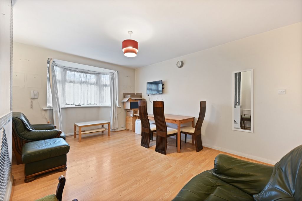 Property photo 3 of 8 Lounge