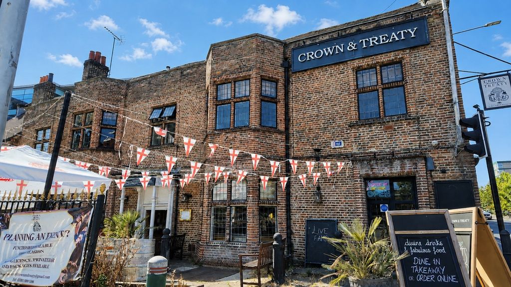 Property photo 1 of 12 Pub To Let In Uxbridge