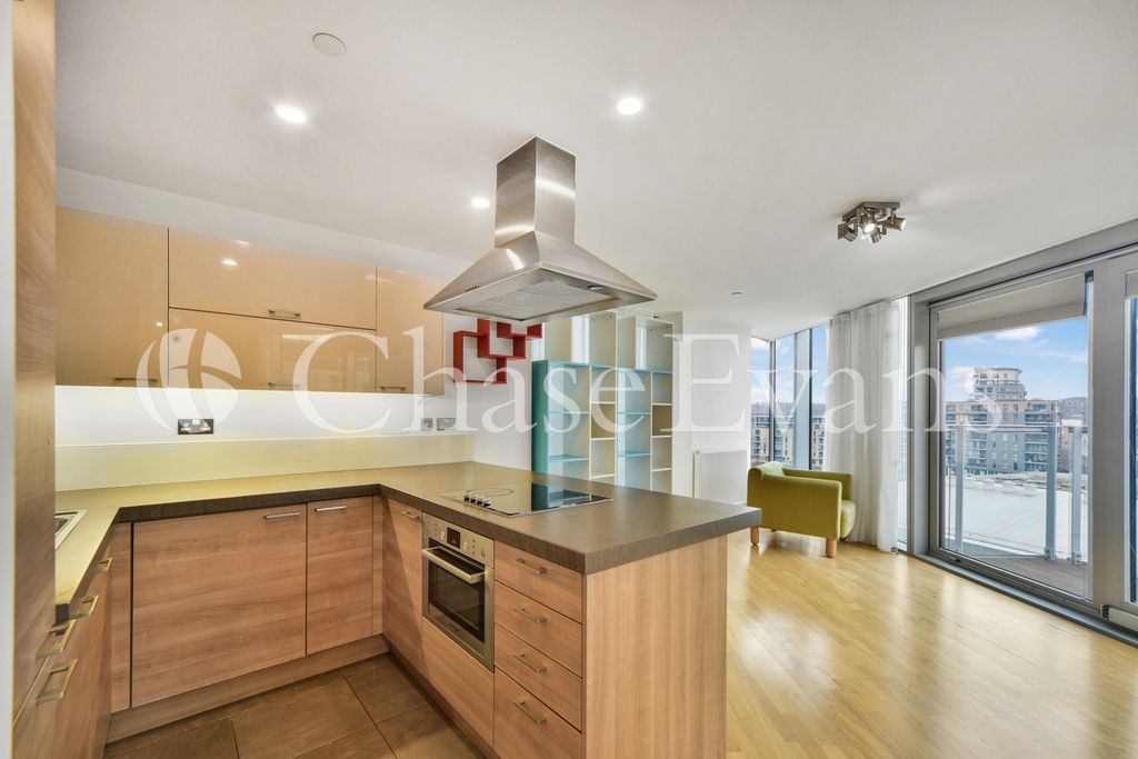 Property photo 3 of 18 Kitchen