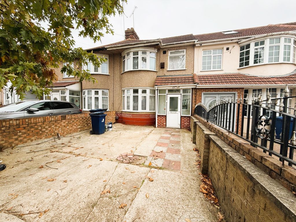 Property photo 1 of 14 4 Bed Terraced House For Sale Rosecroft Road, Southall Ub1