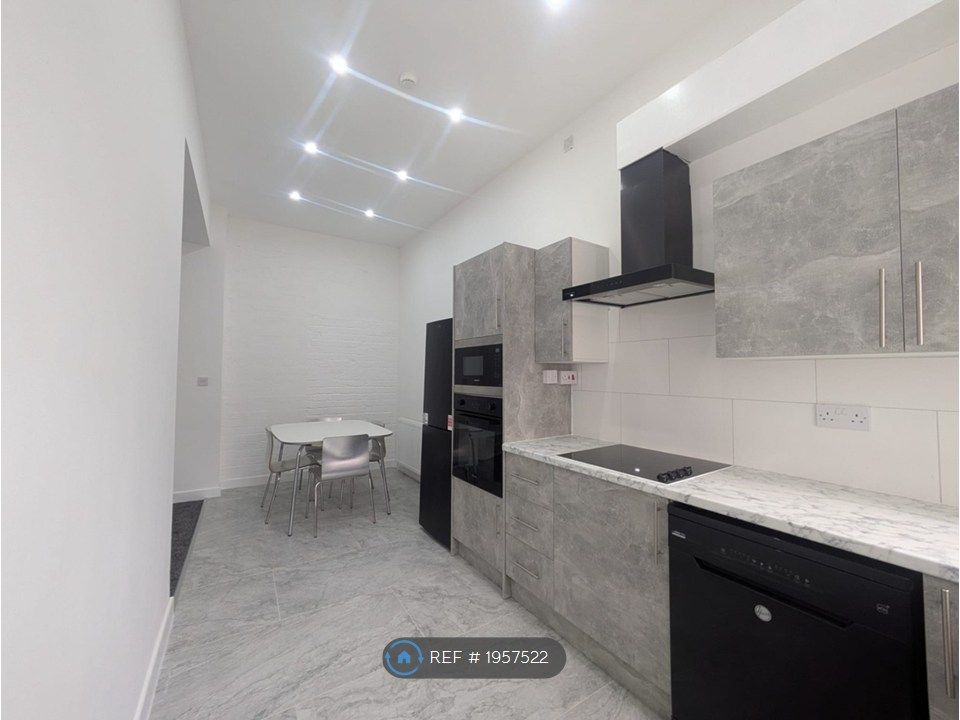 Property photo 1 of 15 Kitchen 3