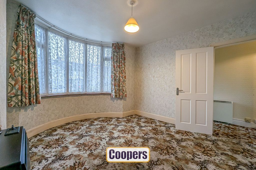 Property photo 3 of 18 Lounge