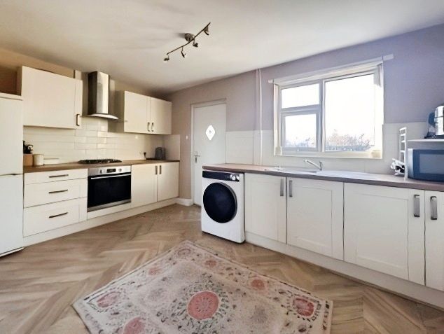 Property photo 3 of 18 Kitchen