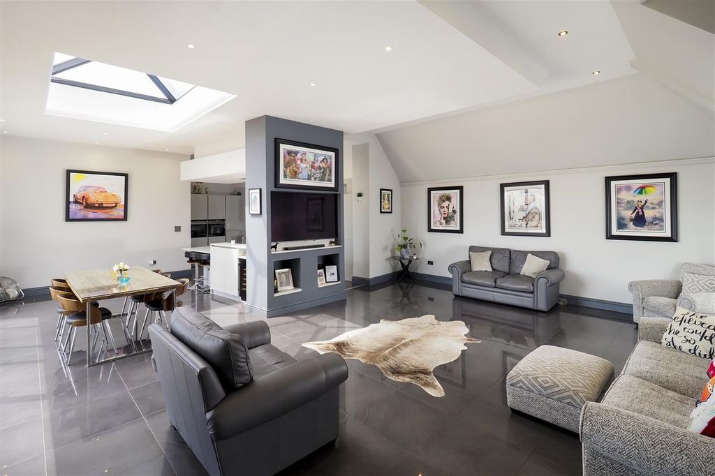 Property photo 2 of 32