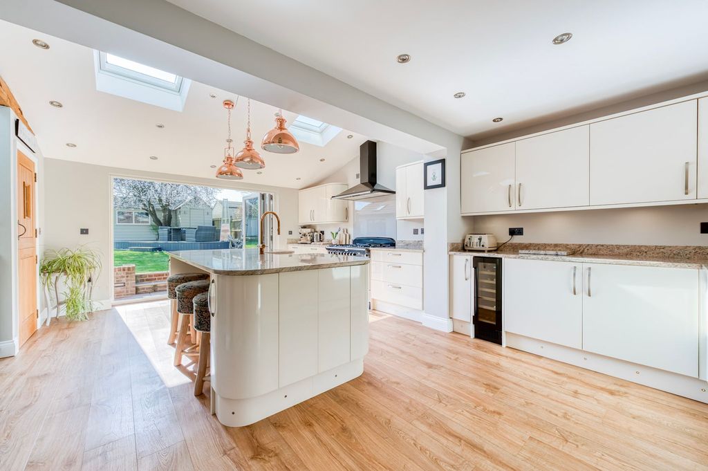 Property photo 2 of 25