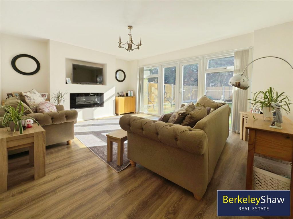 Property photo 2 of 14 Lounge