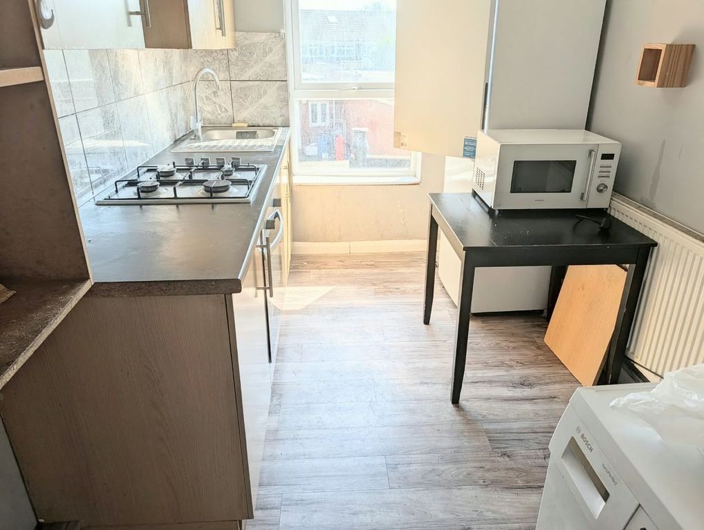 Property photo 3 of 7 Kitchen