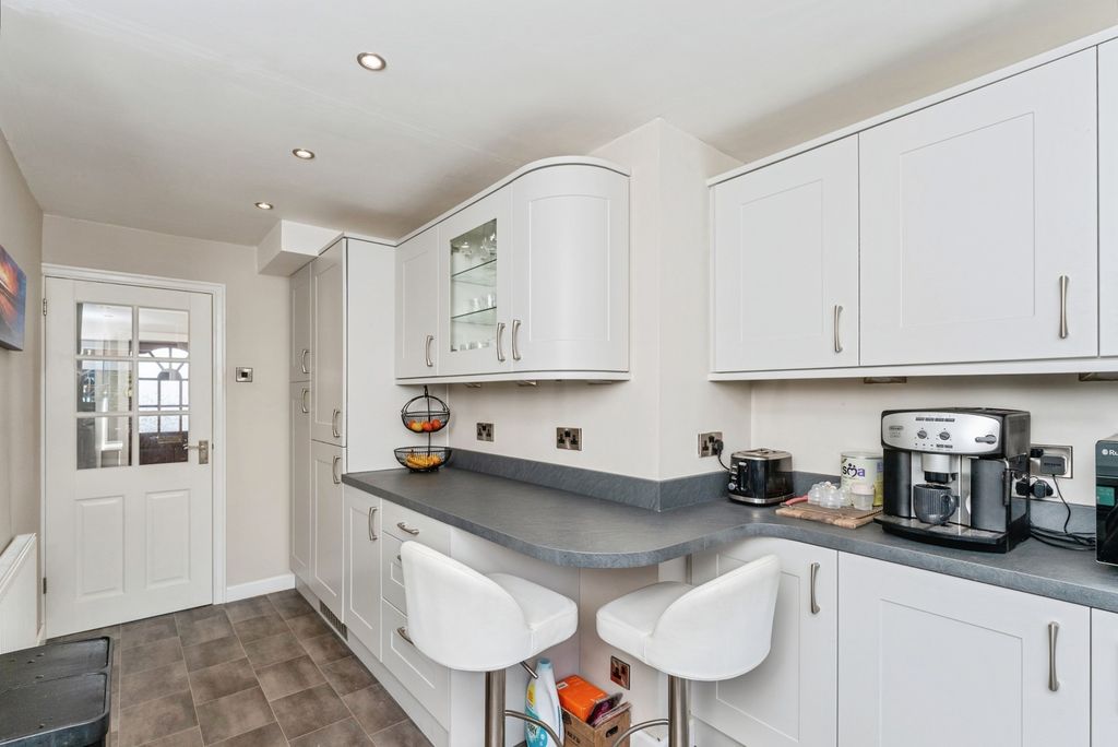 Property photo 3 of 17 Kitchen