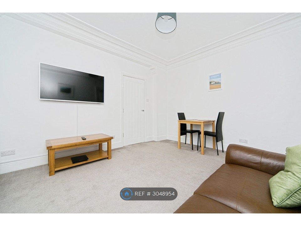 Property photo 3 of 31 Lounge