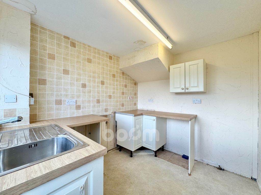 Property photo 2 of 19 Newton Road, Lenzie Kitchen