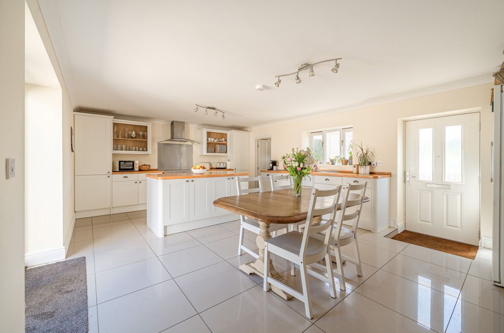 Property photo 2 of 30 1295103-38-682746...