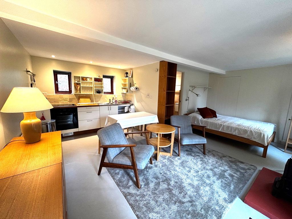 Property photo 1 of 8 Living Room