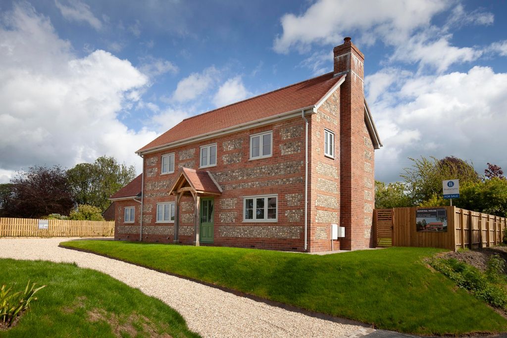 Property photo 1 of 10 Dovetail House