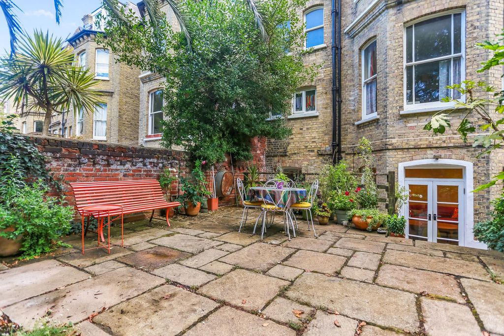 Property photo 3 of 34