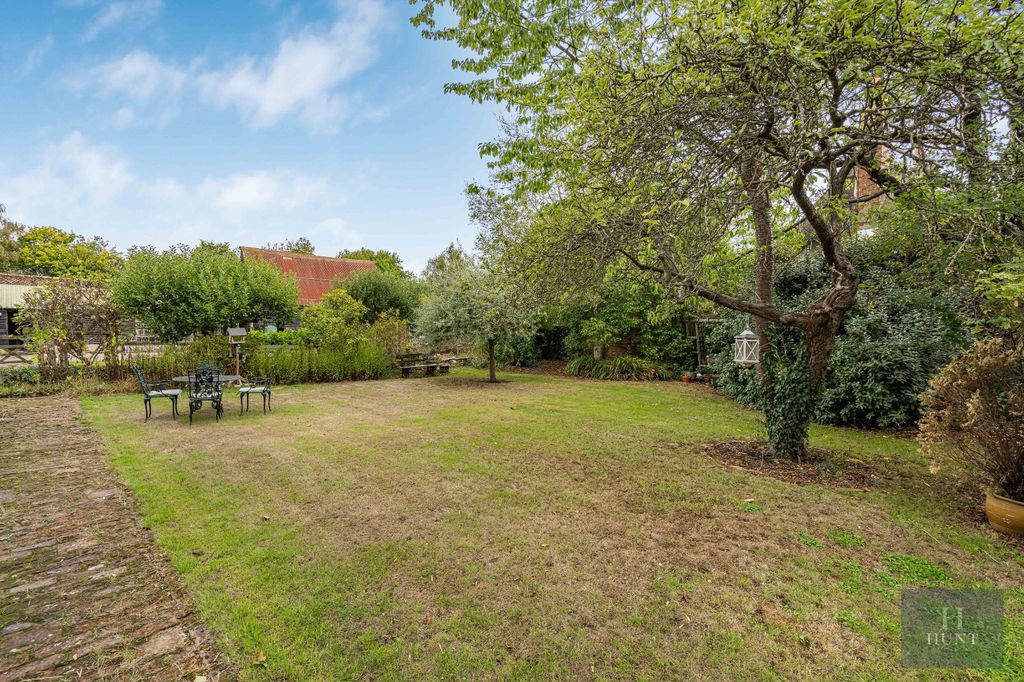 Property photo 2 of 30 Gardens