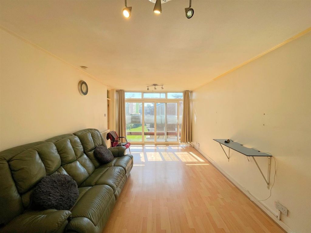 Property photo 1 of 8 Lounge / Diner