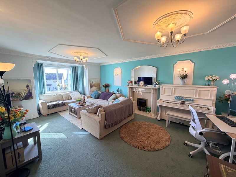 Property photo 3 of 25 Lounge