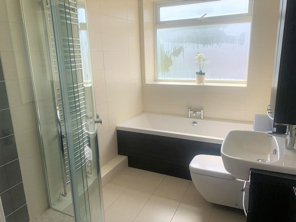Property photo 3 of 10 Bathroom
