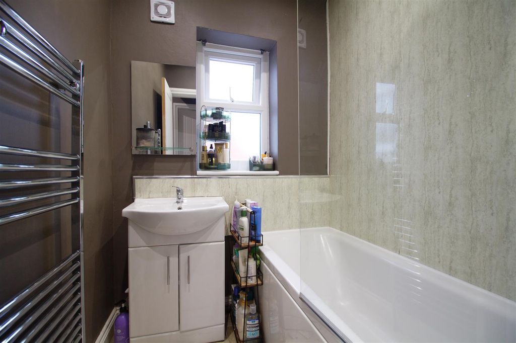 Property photo 1 of 15 Bathroom.Jpg