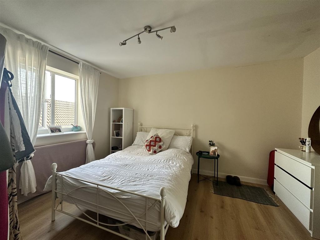 Property photo 2 of 16 Bright, Simply Furnished Double Bedroom With Bed...
