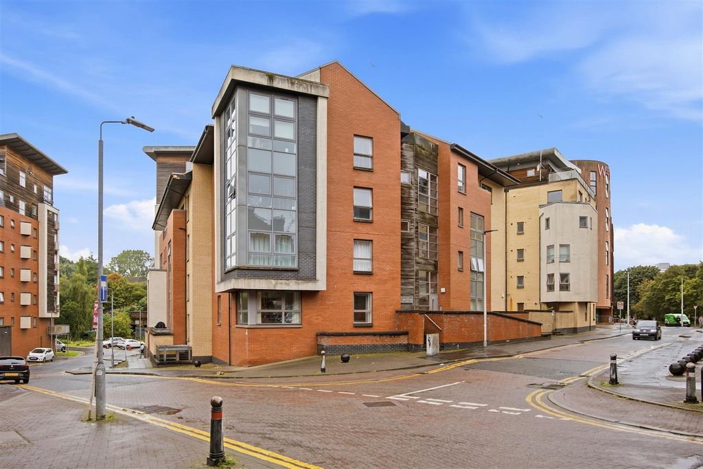 Property photo 1 of 14 01-Flat_8_1_Castle_Street_Glasgow_001.Jpg