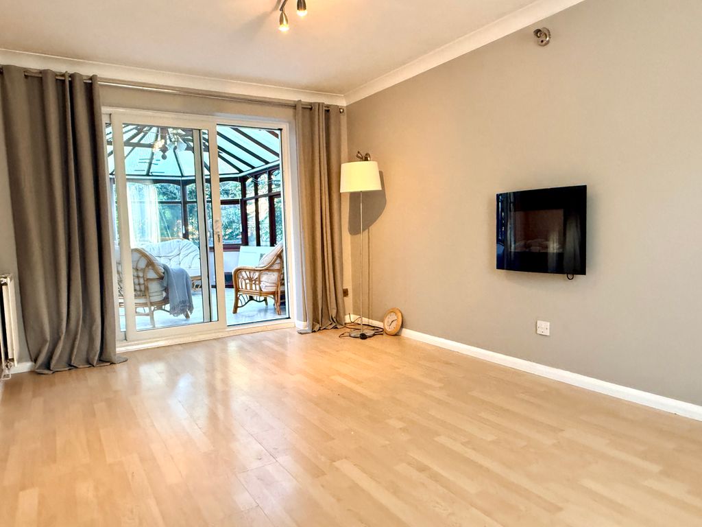 Property photo 3 of 18 Lounge