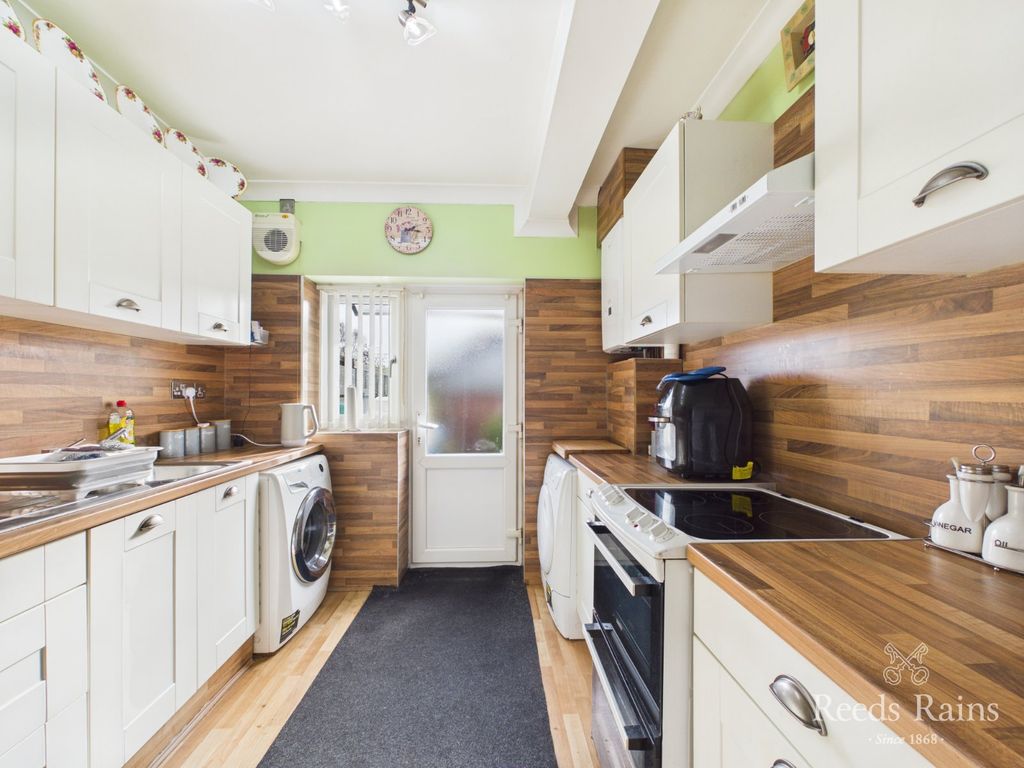 Property photo 3 of 17 Kitchen