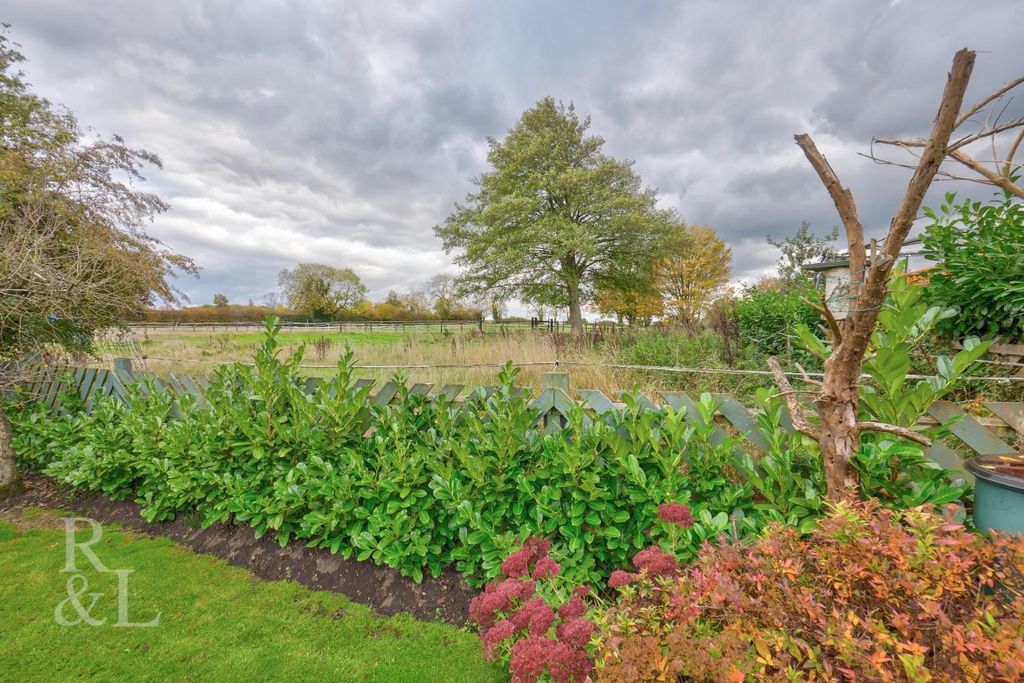 Property photo 3 of 29 82 Newbold Road (11).Jpg