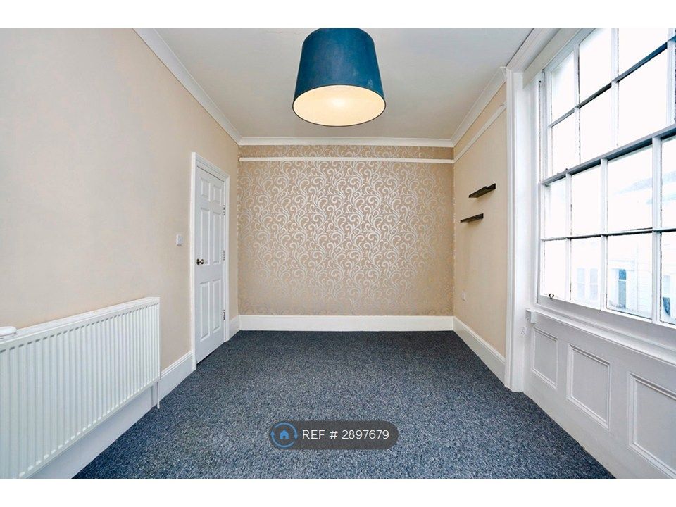 Property photo 2 of 8 Lounge Revrs