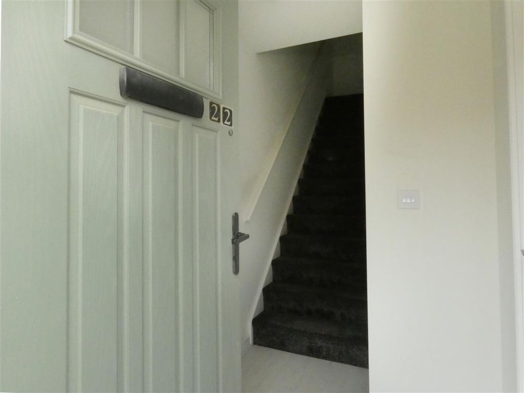 Property photo 3 of 19 Entrance Hall