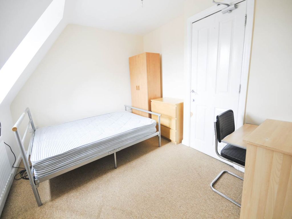 Property photo 3 of 6 Room 3