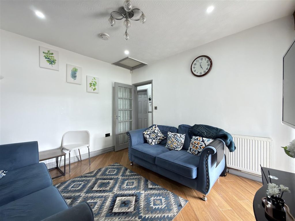 Property photo 2 of 12 Lounge