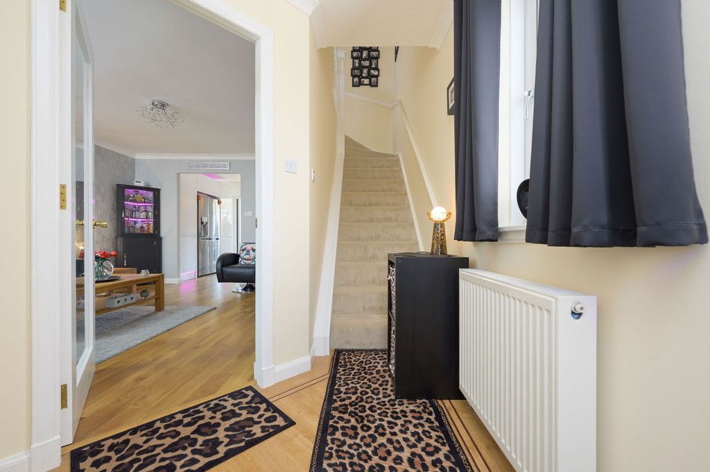 Property photo 2 of 32