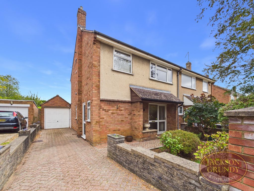 Property photo 1 of 12 Chiltern Avenue