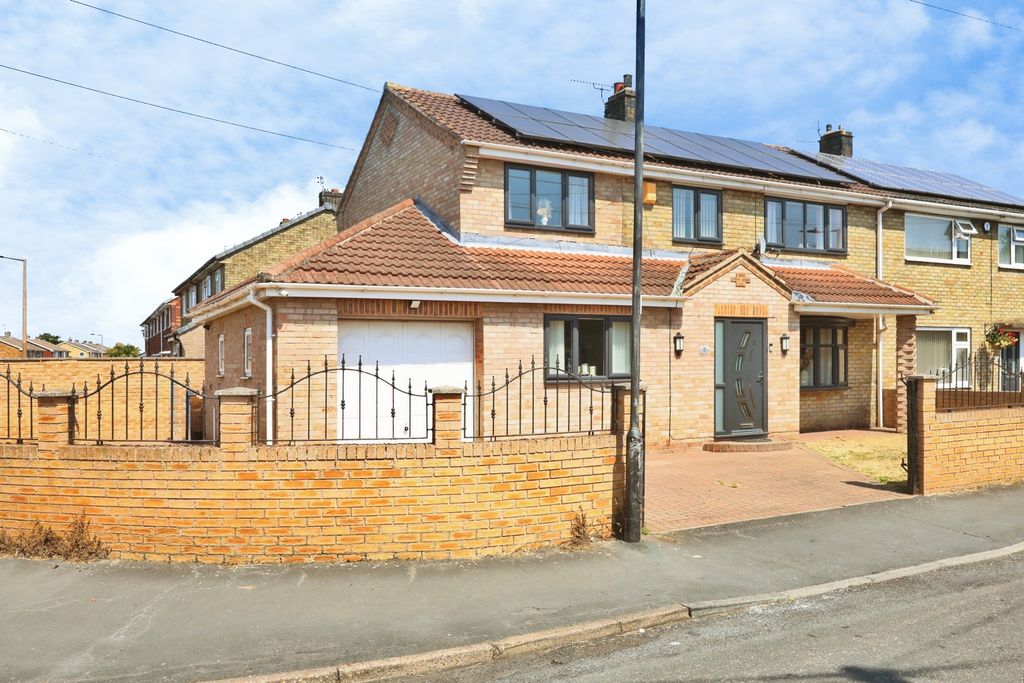 Property photo 2 of 28