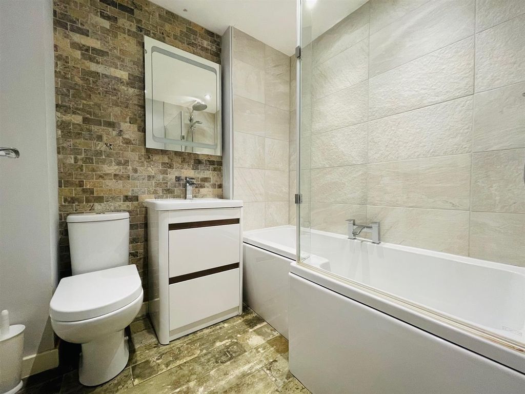 Property photo 2 of 8 Bathroom