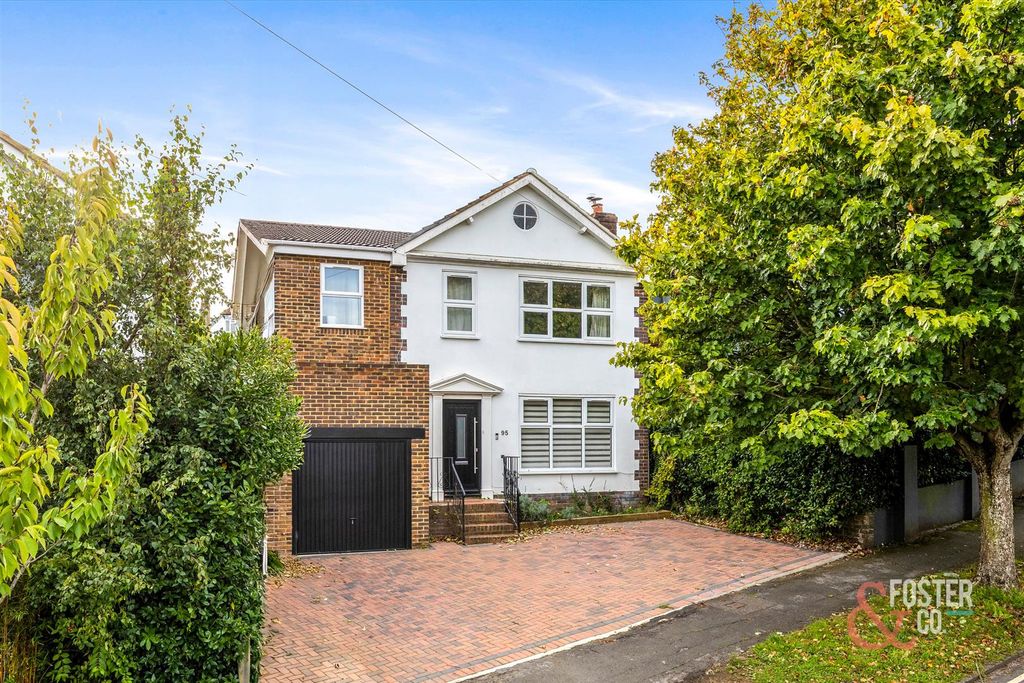 Property photo 1 of 24 Tivoli Crescent North, 95-002.Jpg